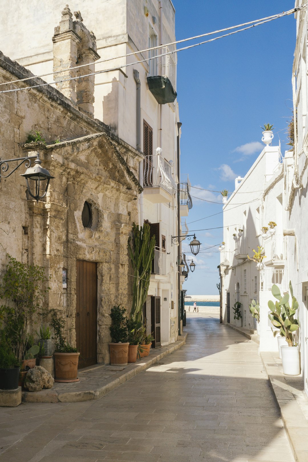 A sunlit lane in Monopoli's old town, a few minutes' walk from Grimaldi Residence